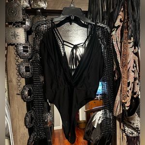 Rhinestone net low v shirt